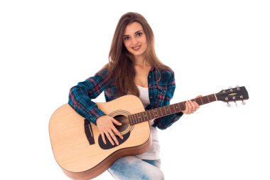 elinde gitar ile şirin kız