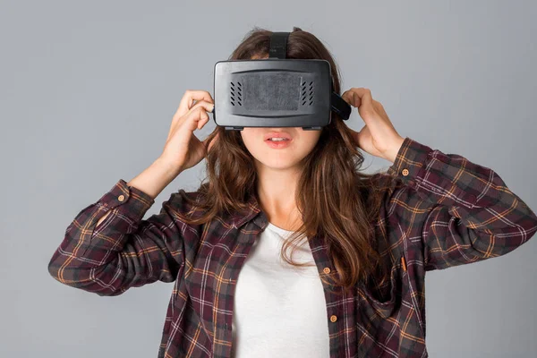 Frau testet Virtual-Reality-Helm — Stockfoto