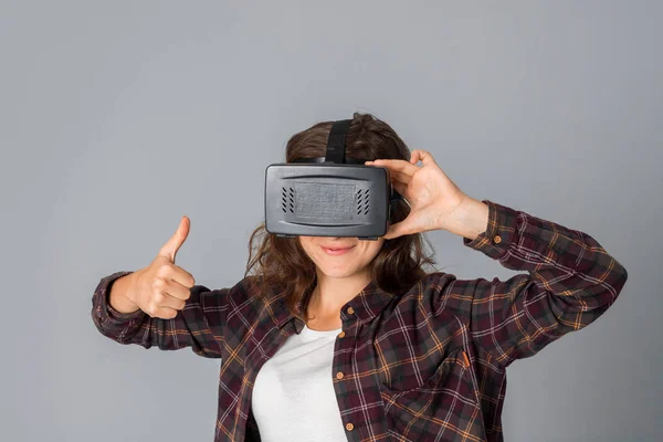 Mädchen testet Virtual-Reality-Brille — Stockfoto