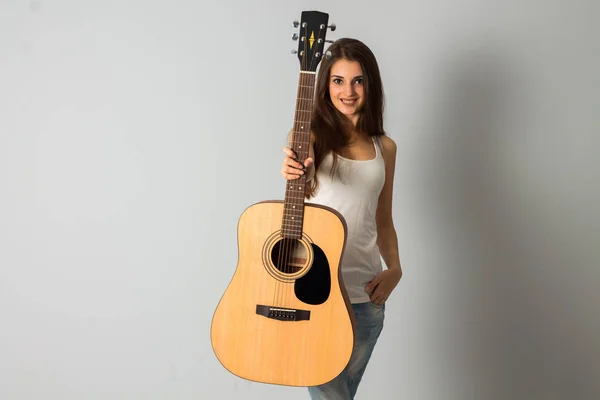Mulher alegre com guitarra nas mãos — Fotografia de Stock