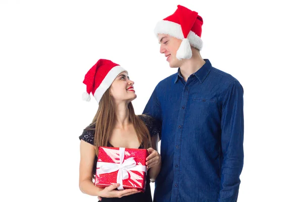Para zakochanych świętować Boże Narodzenie — Zdjęcie stockowe