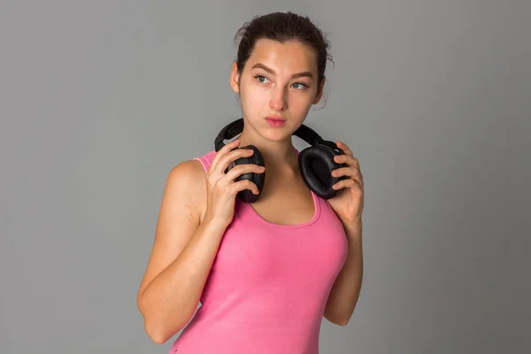 Mädchen mit Kopfhörern im Studio — Stockfoto