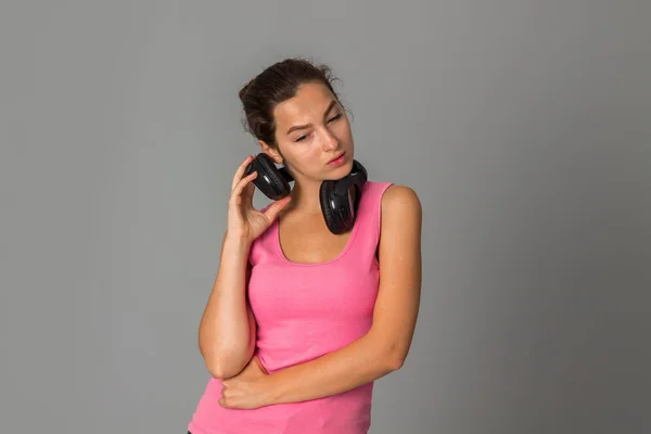 Chica con auriculares en el estudio —  Fotos de Stock