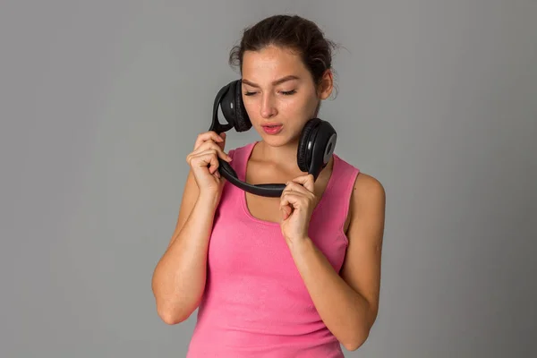 Ragazza con le cuffie in studio — Foto Stock