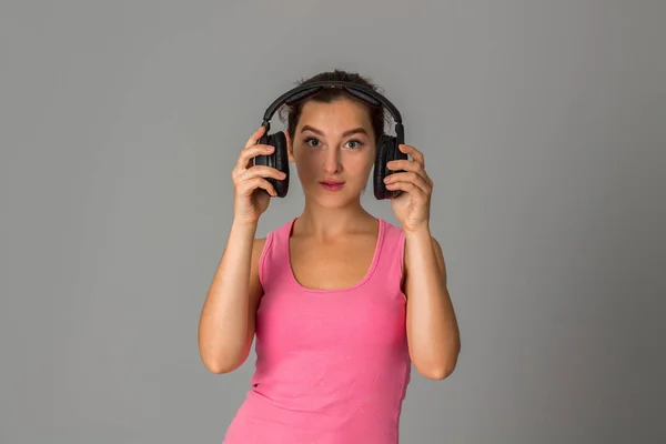 Mädchen mit Kopfhörern im Studio — Stockfoto