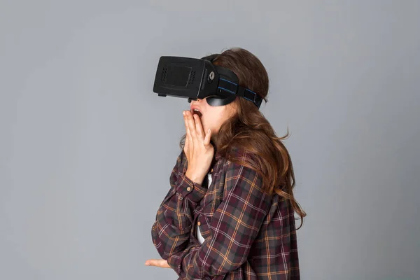 Schöne Frau testet Virtual-Reality-Brille — Stockfoto