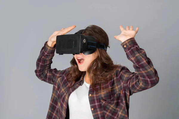 Lustige Frau im Virtual-Reality-Helm — Stockfoto