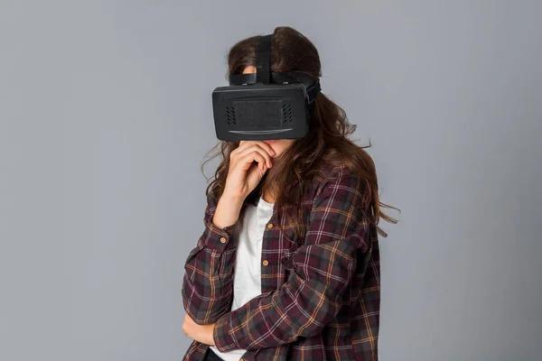 Junges süßes Mädchen im Virtual-Reality-Helm — Stockfoto