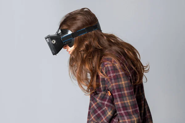 Nette Frau im Virtual-Reality-Helm — Stockfoto