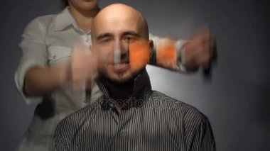 kız elbise papyon forması altında güzel adam