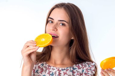 Kız ellerinde portakal dilimleri ile