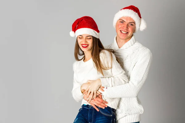 Casal comemorar o Natal no estúdio — Fotografia de Stock