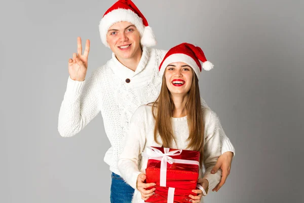 Casal comemorar o Natal com presentes — Fotografia de Stock