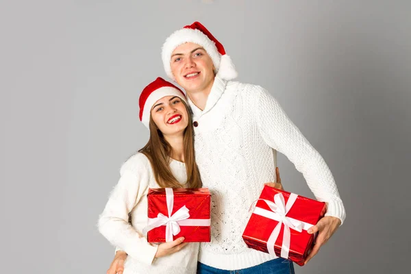 Пара празднуют Рождество с подарками — стоковое фото