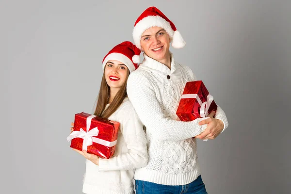 Pareja celebrar la Navidad con regalos —  Fotos de Stock