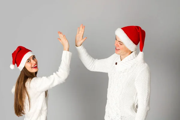 Casal apaixonado celebra o Natal em santa hat — Fotografia de Stock