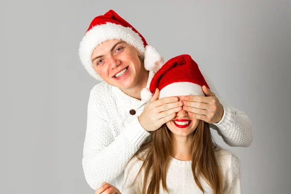 Pareja en el amor celebra la Navidad en sombrero de santa —  Fotos de Stock