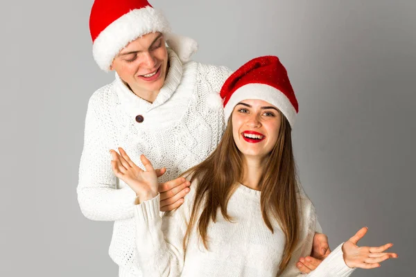 Para zakochanych obchodzi Boże Narodzenie w santa hat — Zdjęcie stockowe
