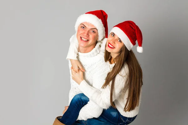 Casal apaixonado celebra o Natal em santa hat — Fotografia de Stock