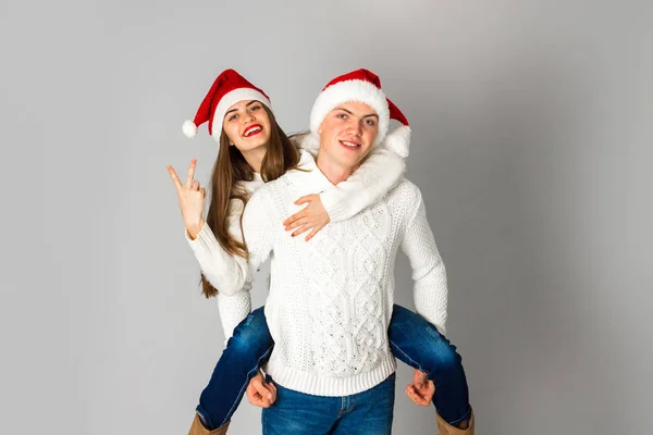 Szerelmes pár ünnepli a karácsonyi santa kalap — Stock Fotó