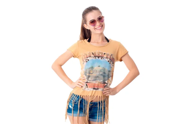 Dziewczyna w okularach słonecznych i codzienne letnie ubrania — Zdjęcie stockowe