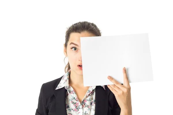 Mulher de uniforme com cartaz branco nas mãos — Fotografia de Stock