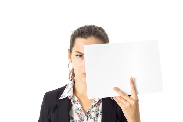 Mulher de uniforme com cartaz branco nas mãos — Fotografia de Stock