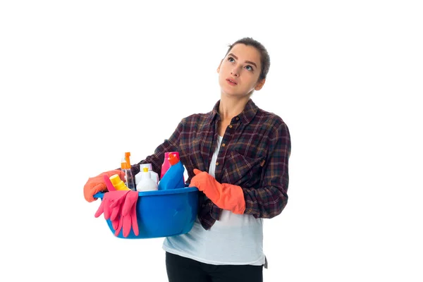 Jeune femme de ménage avec des nettoyants — Photo