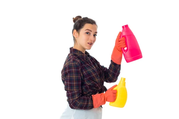 Jovem empregada com produtos de limpeza — Fotografia de Stock