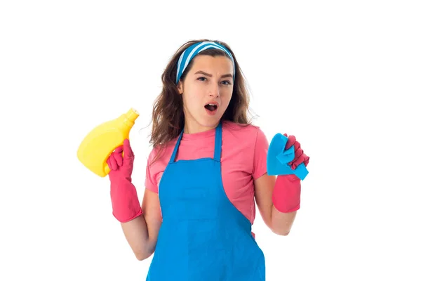 Joven criada mujer con limpiadores — Foto de Stock