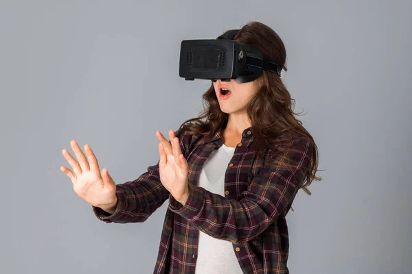 Mujer joven probando casco de realidad virtual — Foto de Stock
