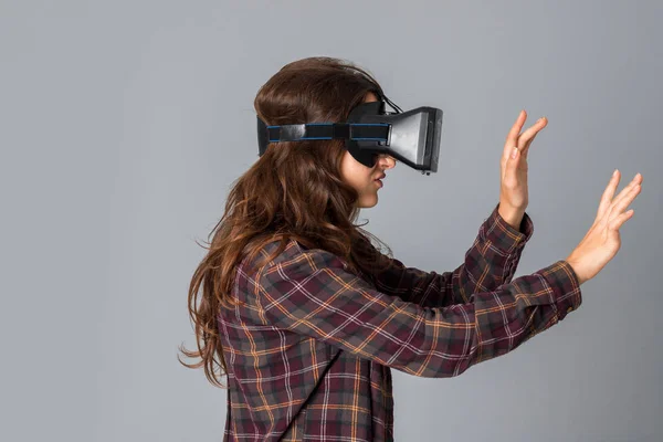 Mujer cutie probando casco de realidad virtual — Foto de Stock