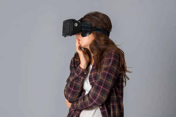 Mujer joven en casco de realidad virtual — Foto de Stock