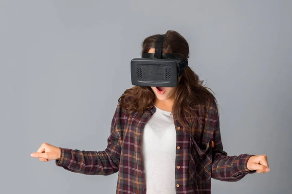 Charmantes Mädchen im Virtual-Reality-Helm — Stockfoto