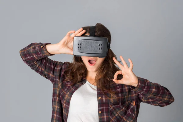 Junge hübsche Mädchen im Virtual-Reality-Helm — Stockfoto