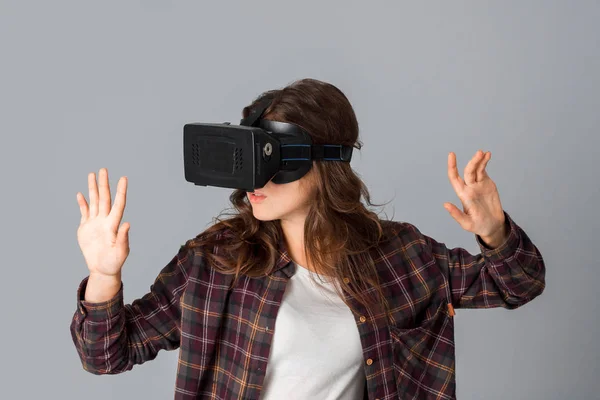 Joven mujer encantadora en casco de realidad virtual — Foto de Stock