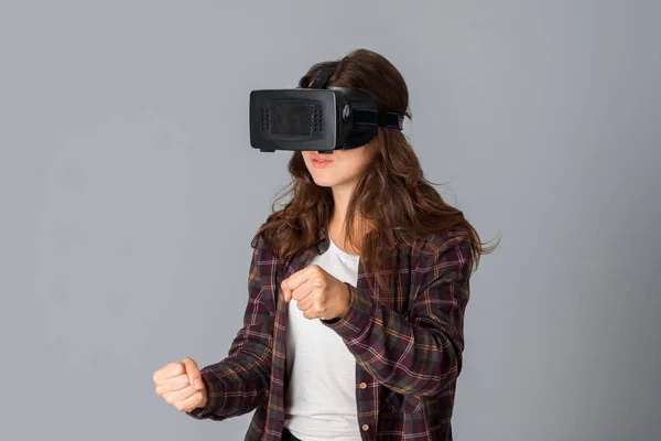 Joven hermosa mujer en casco de realidad virtual — Foto de Stock