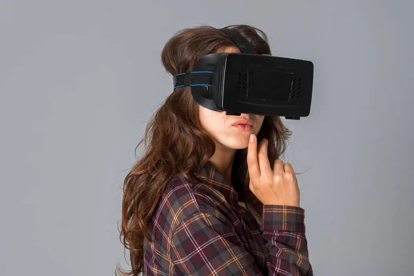 Portret kobiety wesoły w kask wirtualnej rzeczywistości — Zdjęcie stockowe