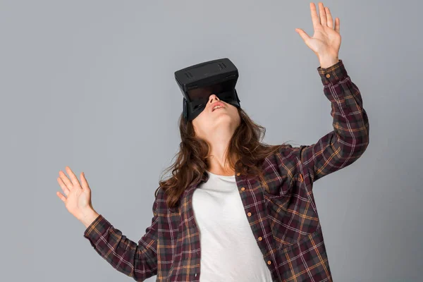 Joven mujer guapa en casco de realidad virtual — Foto de Stock
