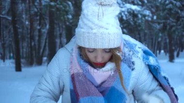 Kırmızı dudaklar ile kız kar kıyafetleri ve gülümseyerek baktı