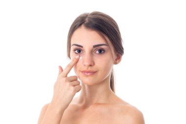 Genç kız teni ilgilenir.