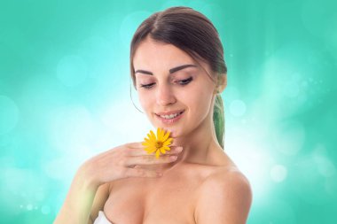 Genç kız teni ilgilenir.