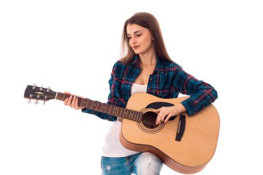 kapalı gözler ve elinde gitar ile esmer kız