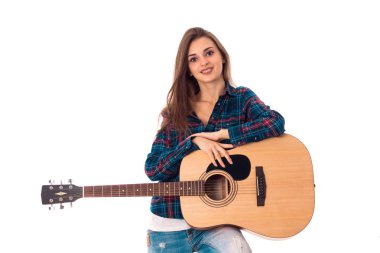 tatlı esmer kız gitar çalmak