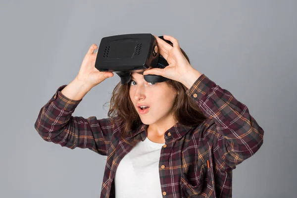 Junges Mädchen testet Virtual-Reality-Brille — Stockfoto