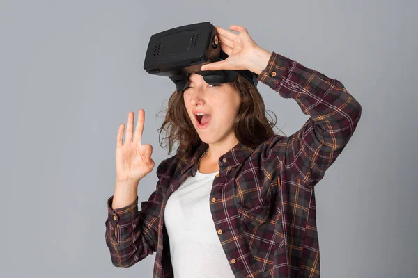 Belleza chica prueba virtual realidad gafas — Foto de Stock