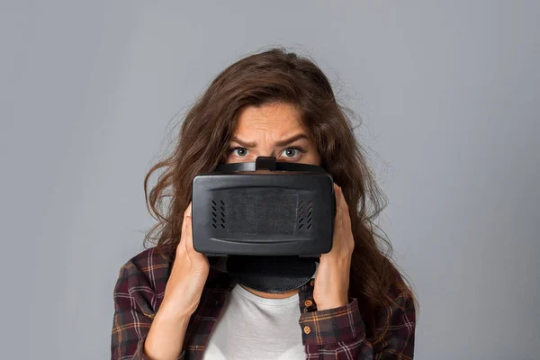 Schönheit Mädchen testet Virtual-Reality-Brille — Stockfoto