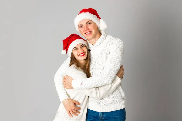 Пара празднует Рождество в студии — стоковое фото
