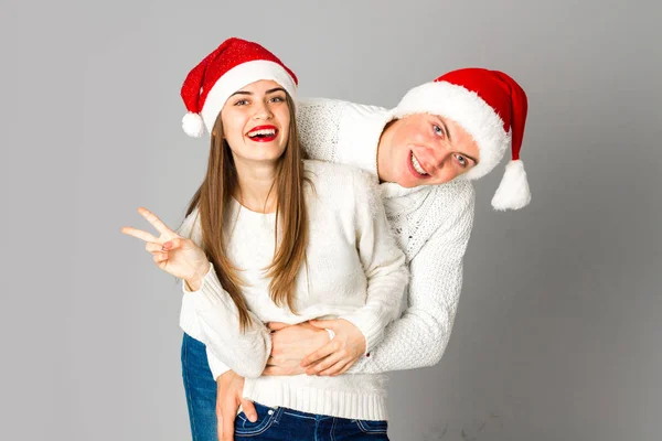 Casal comemorar o Natal no estúdio — Fotografia de Stock