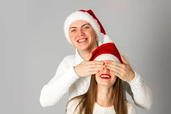 Coppia innamorata festeggia il Natale a Babbo Natale — Foto Stock